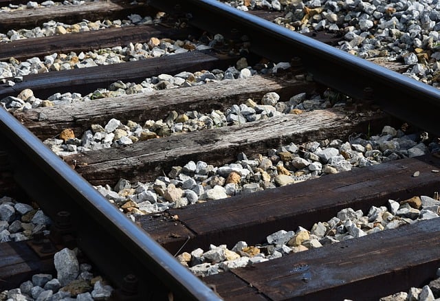 Bahnstrecke gesperrt wegen Gegenständen im Gleis