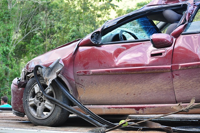 Unfall zwischen Transporter und Bahn
