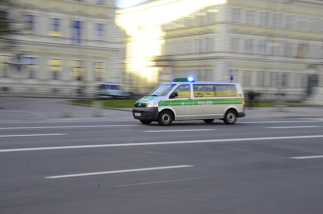 Unfall zwischen Autofahrerin und Polizeifahrzeug